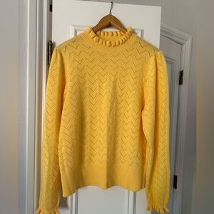 Cashmere sweater in yellow.